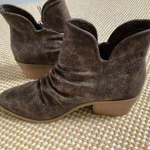 Baretraps ankle boots serenity block heel bootie size 11M NWT